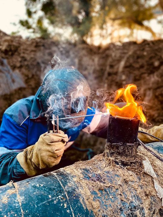 Proceso de soldadura en zanja
